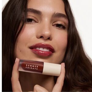 FREE KYLIE GIFT! - Summer Fridays Lip Oil - Midnight Berry